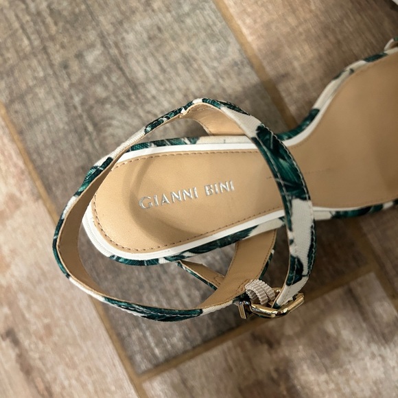 Gianni Bini palm leaf high Heel sandal 8.5 - Picture 3 of 7